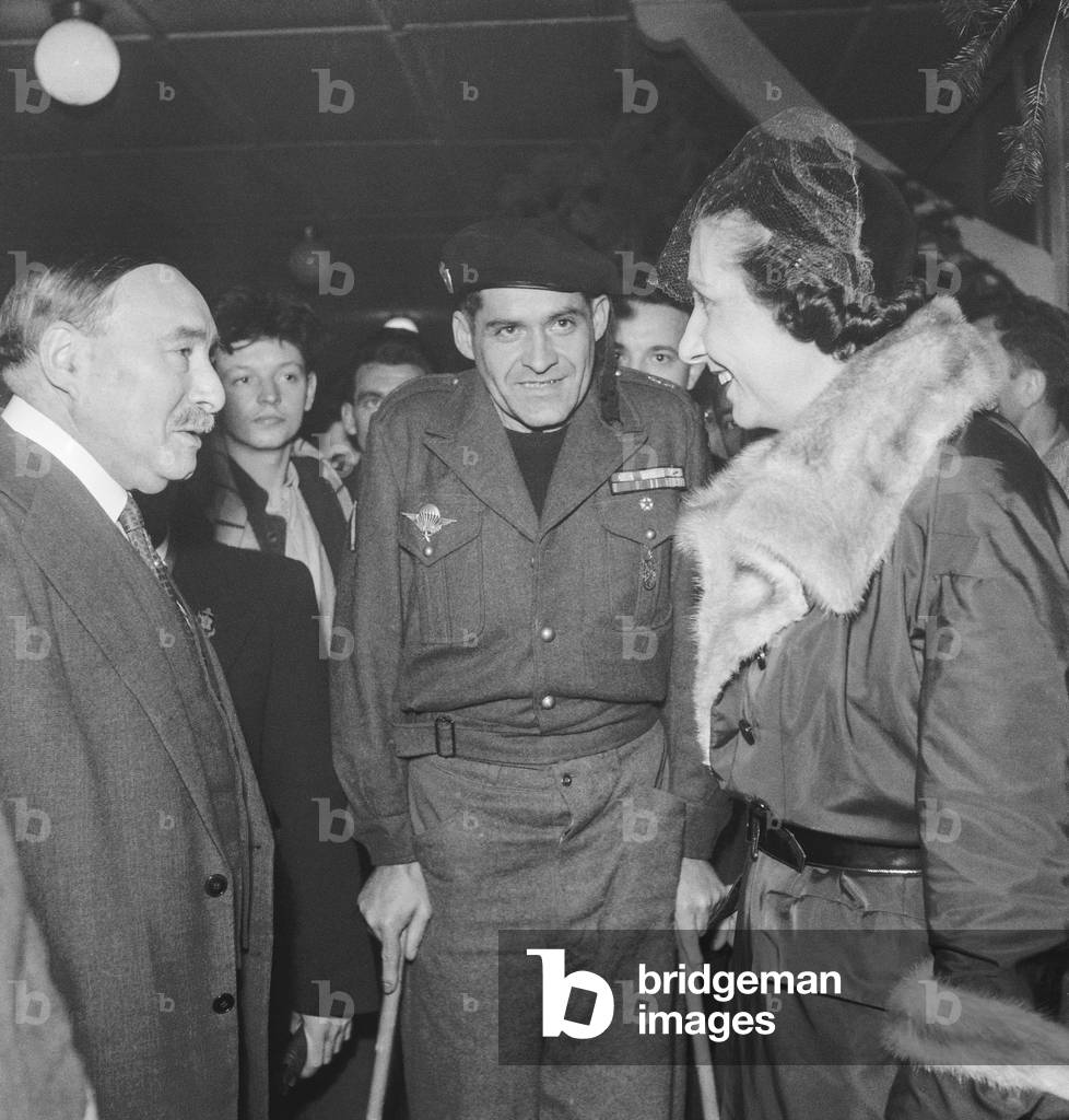 Christmas at the Val de Grace hospital in Paris, for repatriated injured persons, December 27, 1950 : here Michelle Auriol (b/w photo)
