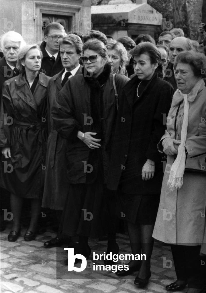 In The First Ground To L. To R.: Christine Ockrent, Bernard Kouchner , Catherine Allegret and his Wife Carole Amiel and her Mother during Yves Montand'S Funeral in The Cimetery of The Pere Lachaise in Paris, on November 13Th, 1991 (b/w photo)