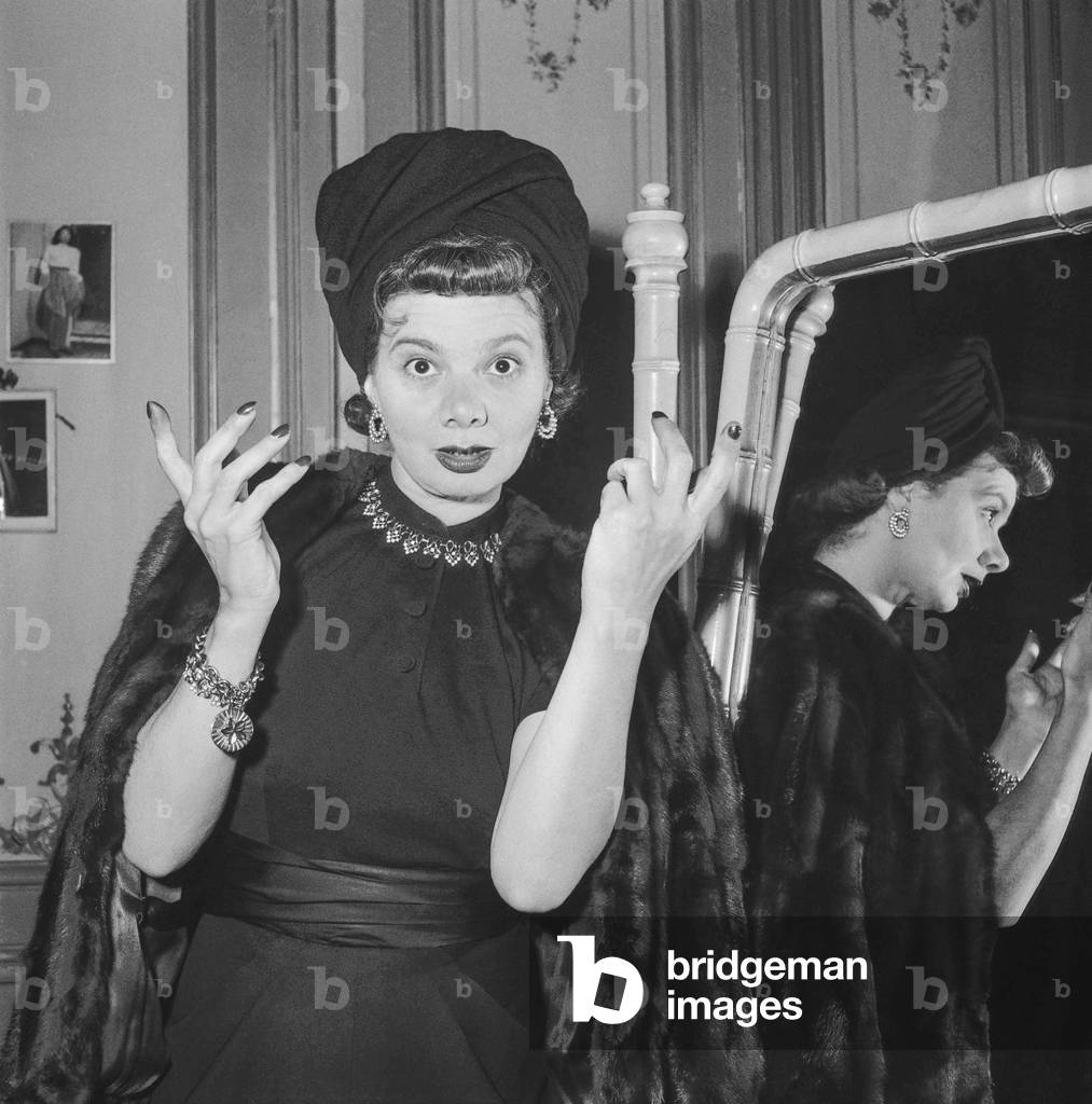 Lysa Lengyel, magnetism teacher, here giving a lesson in Paris, Janaury 13, 1951 (b/w photo)