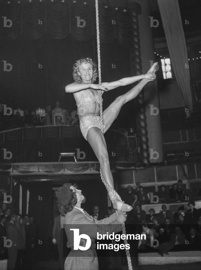 Gala of Artists at the Cirque d'Hiver in Paris, March 25, 1950 : Colette Richard (b/w photo)