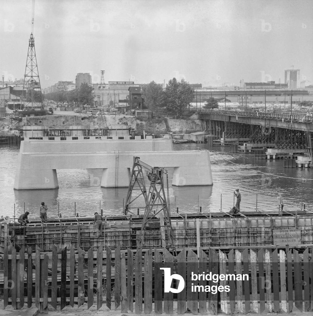 Works for the new Sevres bridge over the Seine River in Paris, September 7, 1960 (b/w photo)