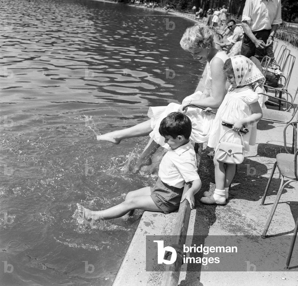 Foot bath in the Bois de Boulogne lake