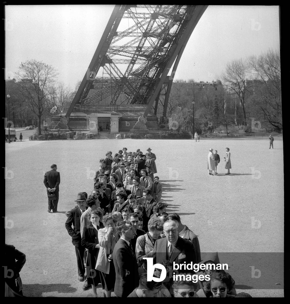 Tourists lining up to visit the Eiffel Tower, 1952