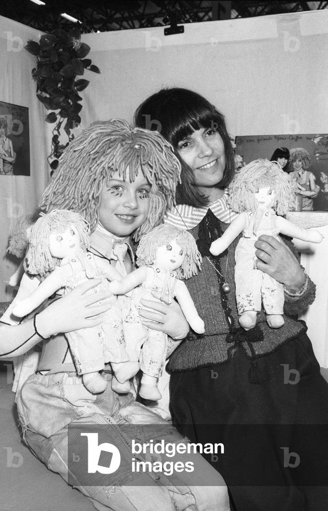 French Singer Chantal Goya Presenting her Doll With Christelle at Toy Fair in Villepinte, France, January 17, 1985 (b/w photo)