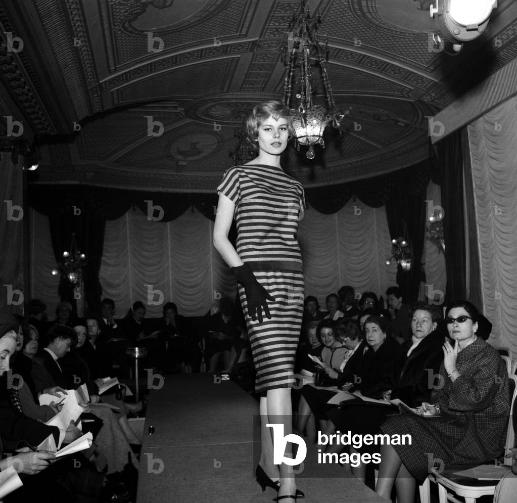 Lempereur Fashion Show in Paris on December 3, 1957 : Dress (b/w photo)