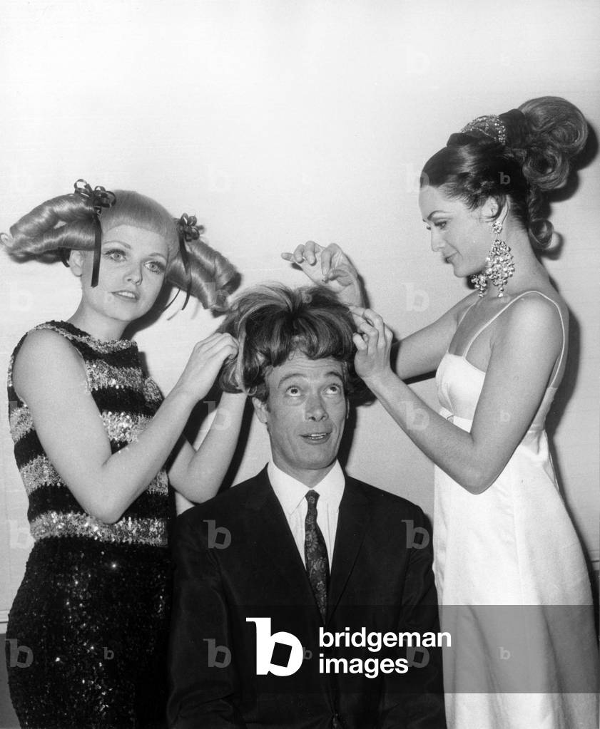 As part of the Presentation Of The Syndicat De La Haute Coifure Francaise A Wig For Roger Lanzac With The Help Of Two Models At The Hotel Hilton De Paris On February 28, 1967 (b/w photo)