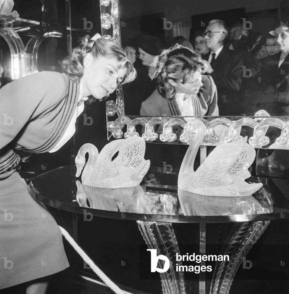 Exhibition about the glass art, musee des Arts Decoratifs, Paris, June 1st, 1951 (b/w photo)