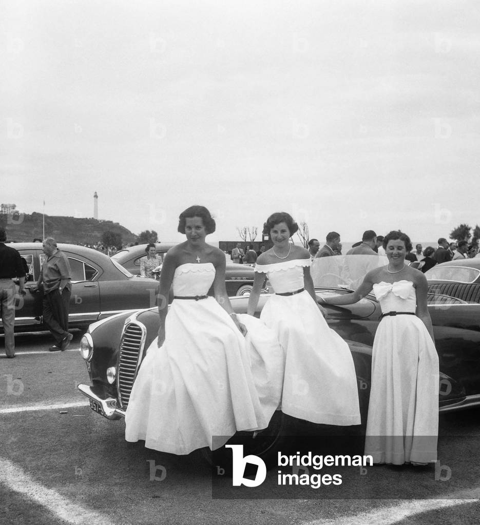 Concours d'elegance automobile (elegance competition for cars) in Biarritz, France, August 1951 (b/w photo)