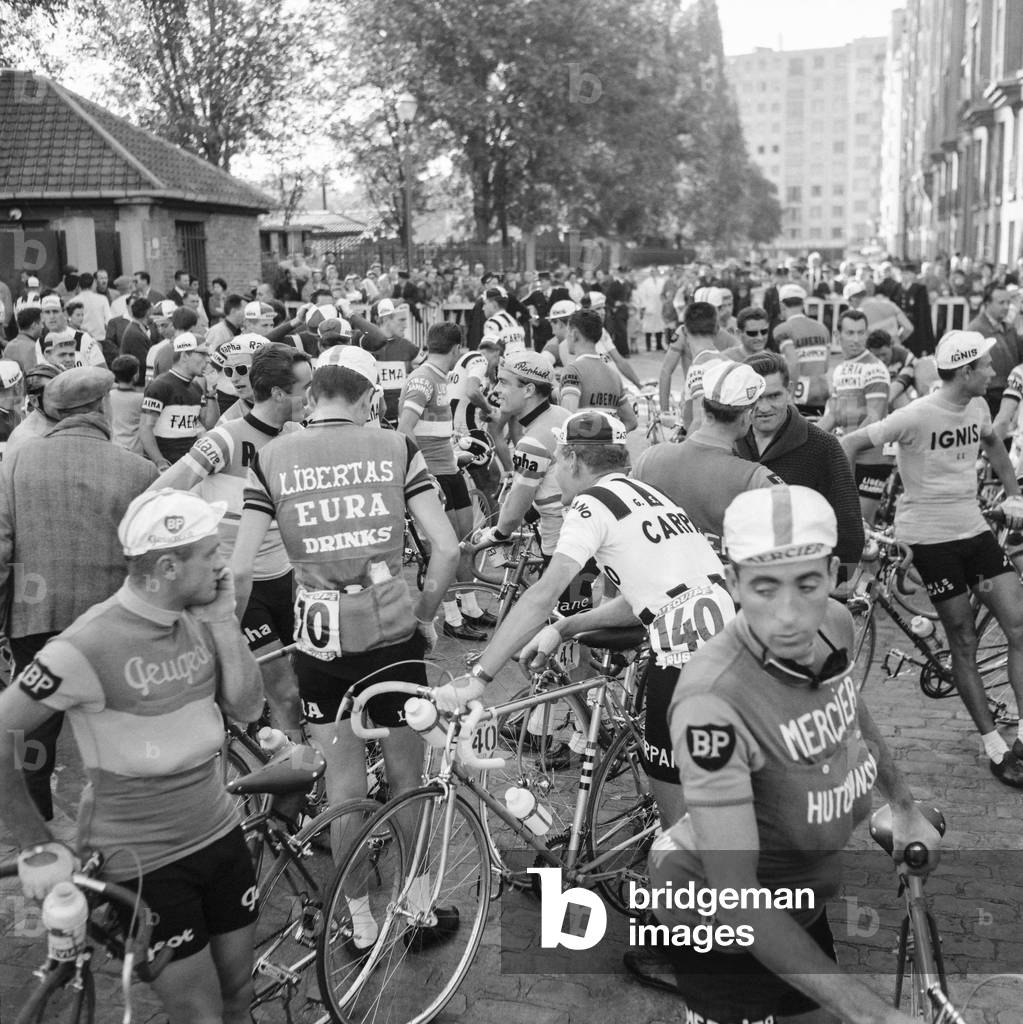 Departure of the cyclist race Paris Tours on October 2, 1960 in Paris (b/w photo)