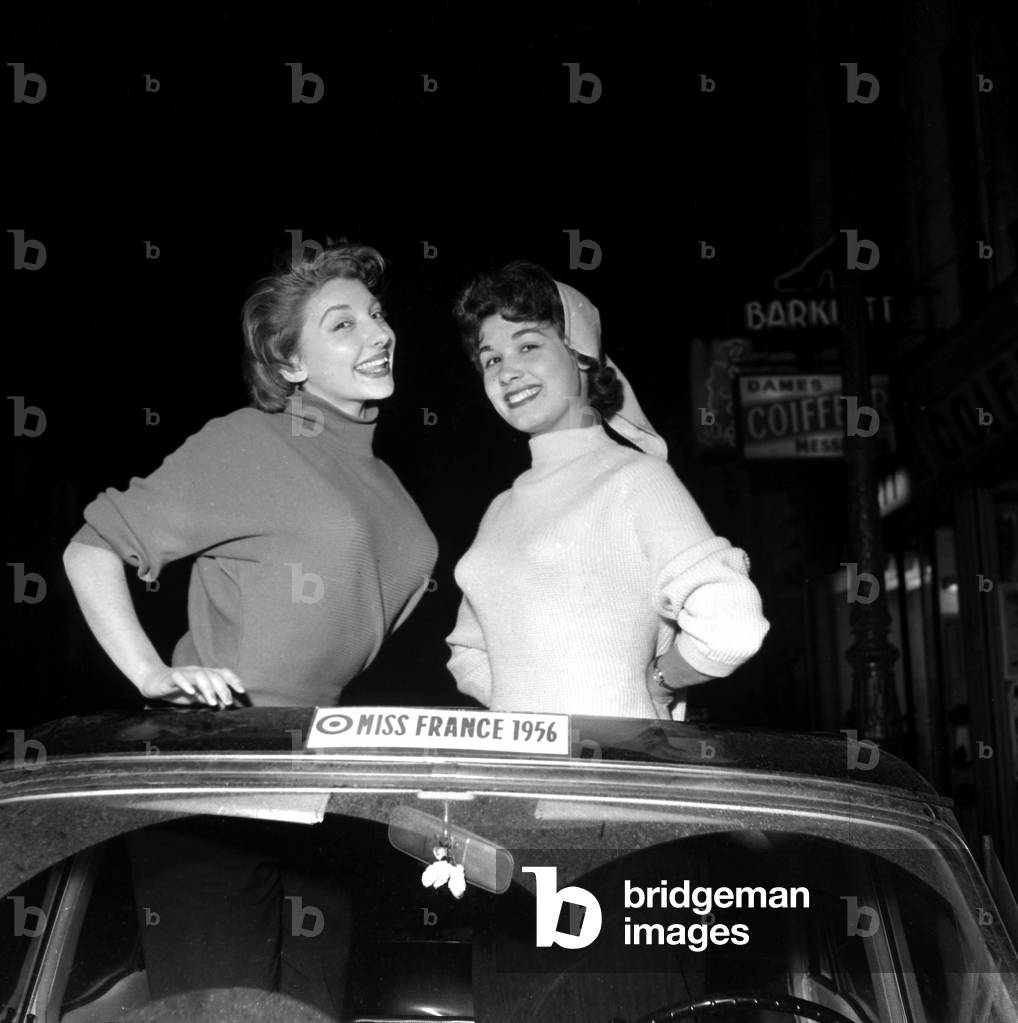 Miss France 1956, January 10, 1956 : Maryse Fabre (L, Miss France 1956 during 2 Days) and Gisele Charbit (New Miss France 1956) (b/w photo)