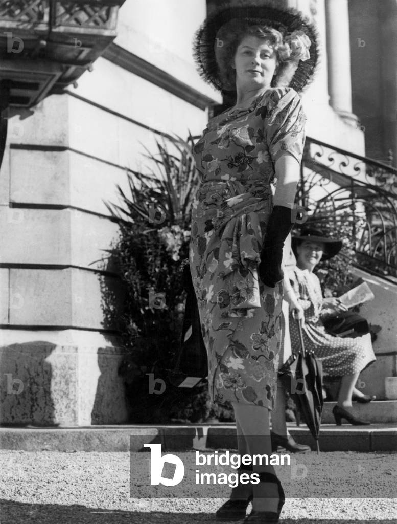 Fashion in Longchamps in 1947 (b/w photo)