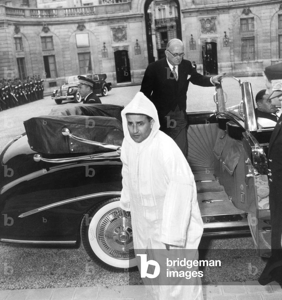 Visit in Paris of Sultan Mohamed V of Morocco on October 10, 1950 : here at Elysee With French President Vincent Auriold (b/w photo)