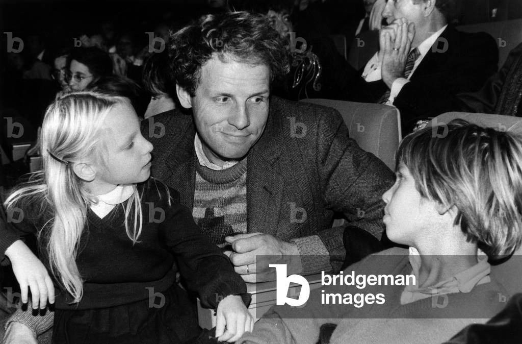 French Jounalist Patrick Poivre D'Arvor With his Children at Premiere of Film Les Miserables October 19, 1982 - Pere Et Enfant Father and Child (b/w photo)