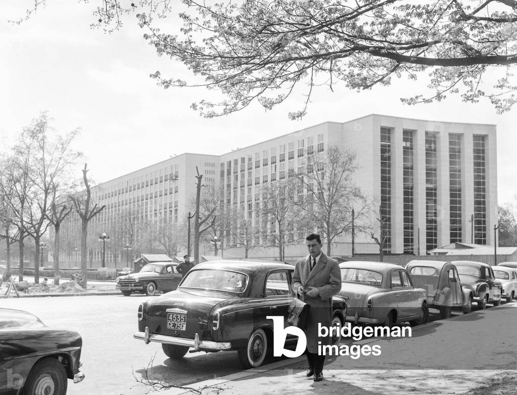 The NATO building in Paris (Porte Dauphine), April 7, 1959 (b/w photo)