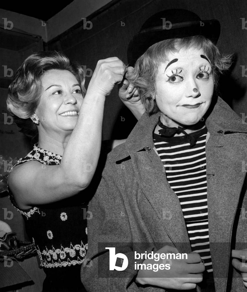 Giulietta Masina In The Lodge Of The Clown Annie Fratellini L Helping Adjust Her Makeup To Make She Look Like La Strada's Gelsomina On December 3, 1970 (b/w photo)