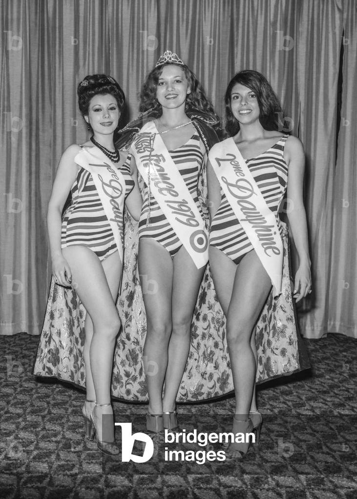 Election of Miss France 79 (beauty contest) in Bordeaux, January 1st, 1979 : Pierrette Aubert (c) with Oryane de Jussel and Dominique Coulary (b/w photo)