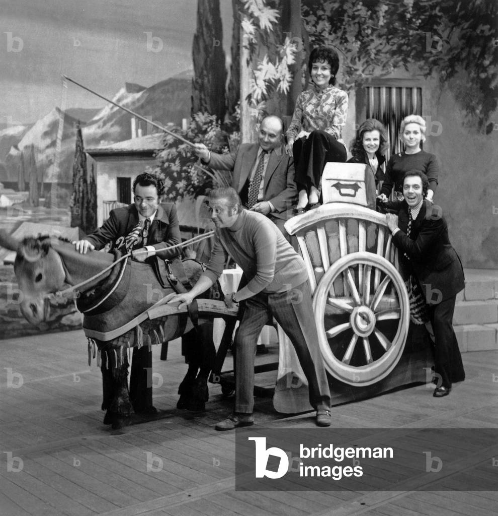 At the Theatre Sebastopol de Lille During the Repetitions Of The Operette “Pecheur D'Etoiles” With Alain Vanzo Surrounds Her Partners Christiane Stuzmann Caroline Dumas September 21, 1972 (b/w photo)