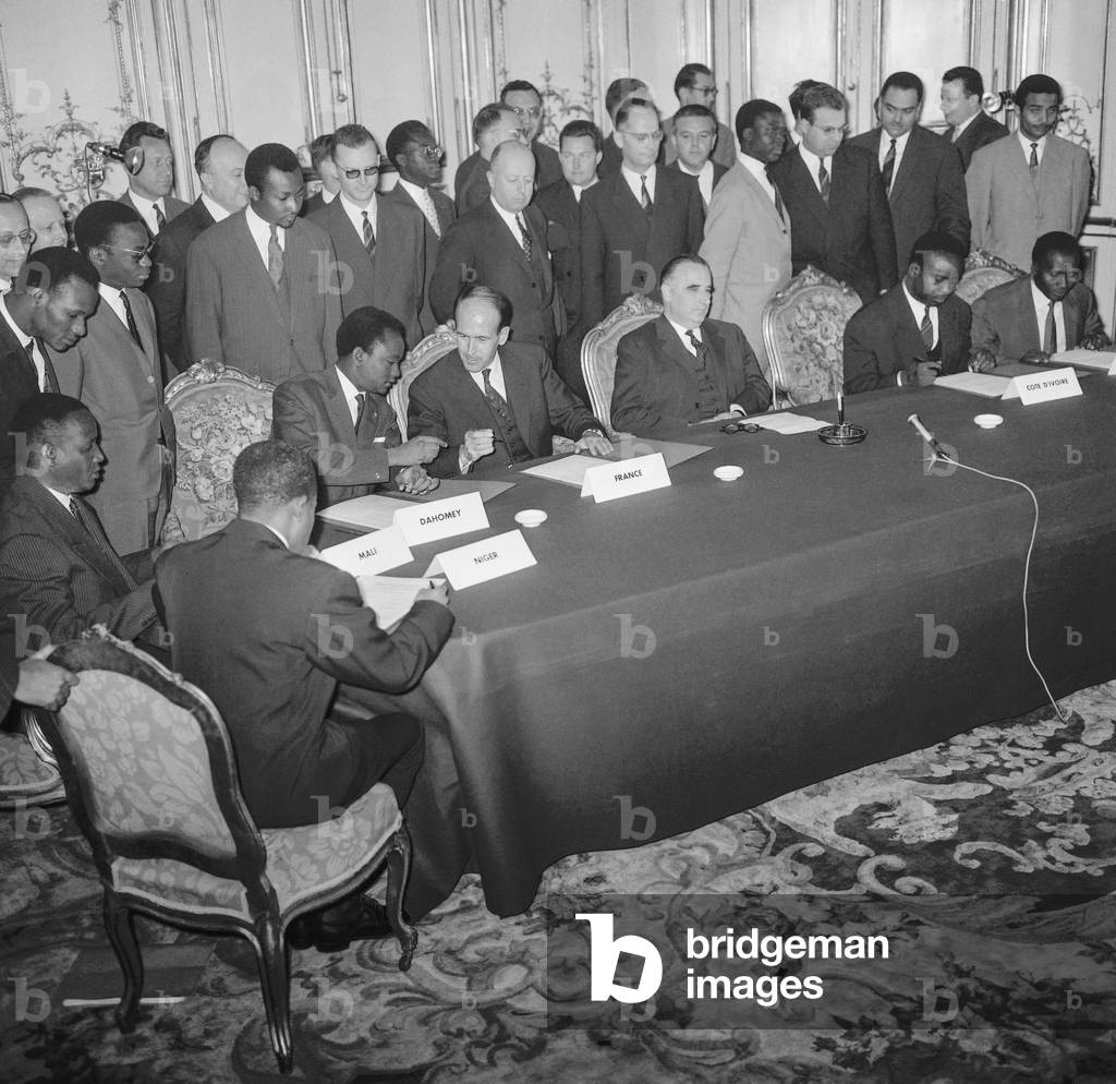 Signature des accords financiers entre la France et les Etats Africains ---- Signing of financial agreements between France and African States