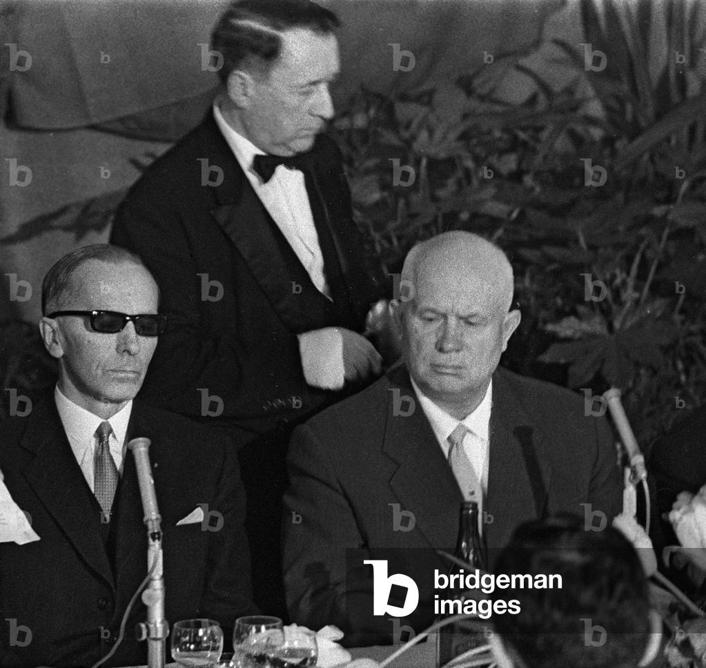 Visit of soviet politician Nikita Khroutchev in Paris : here during the lunch organized by diplomatic press, March 25, 1960. On l : Robert de Saint-Jean, president of diplomatic press (b/w photo)