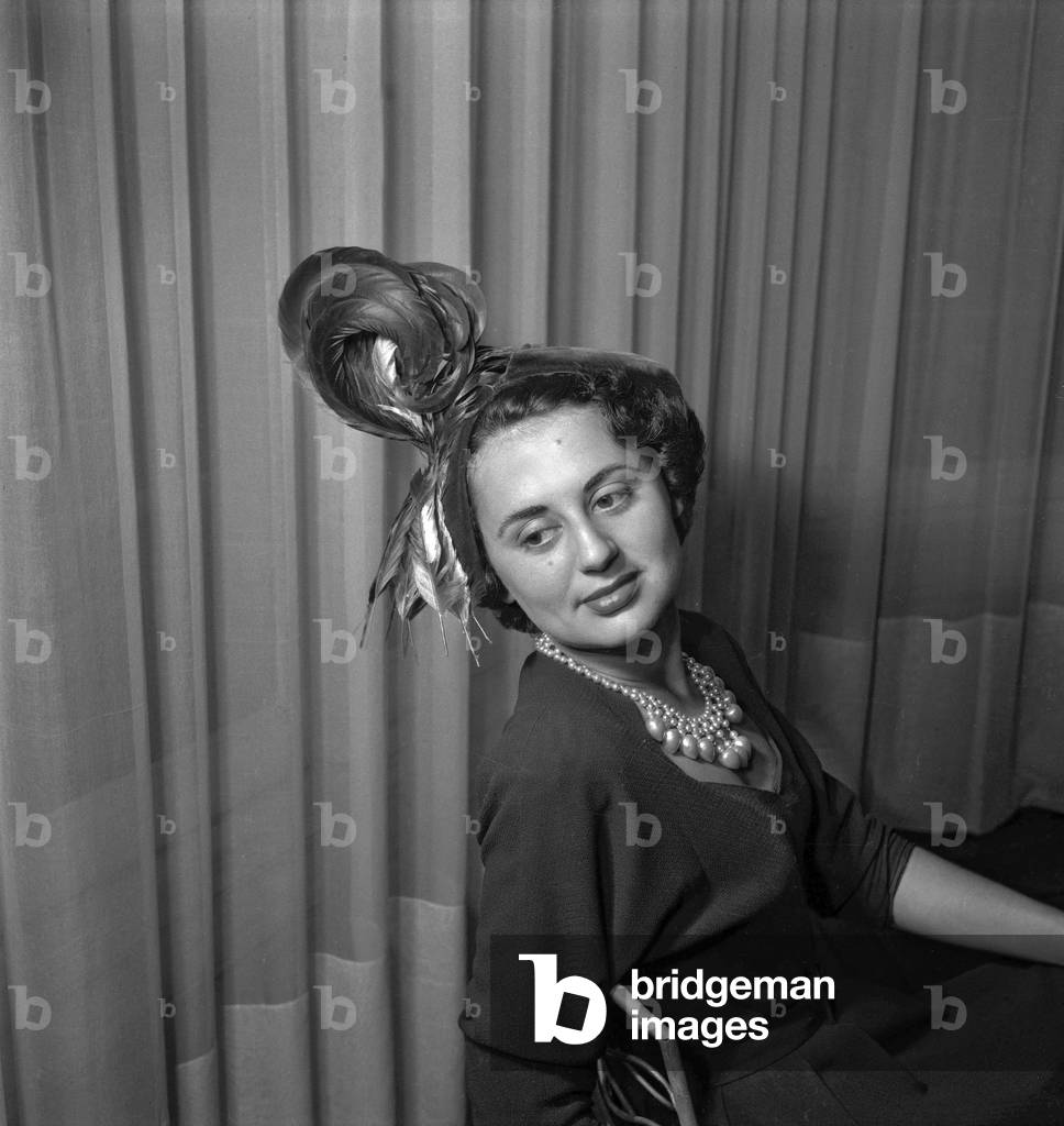 Presentation of hats, Paris, August 1949 (b/w photo)