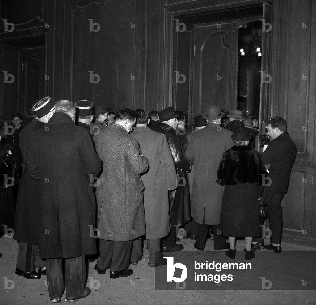 Affair of Uruffe Priest in France : Crowd at Law Courts in Nancy January 25, 1958. Guy Desnoyers, Priest of Uruffe, Killed his Pregnant Mistress Regine Fay (1956) (b/w photo)