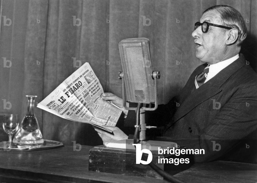 General De Gaulle With Paper Le Figaro, 1949 (photo)