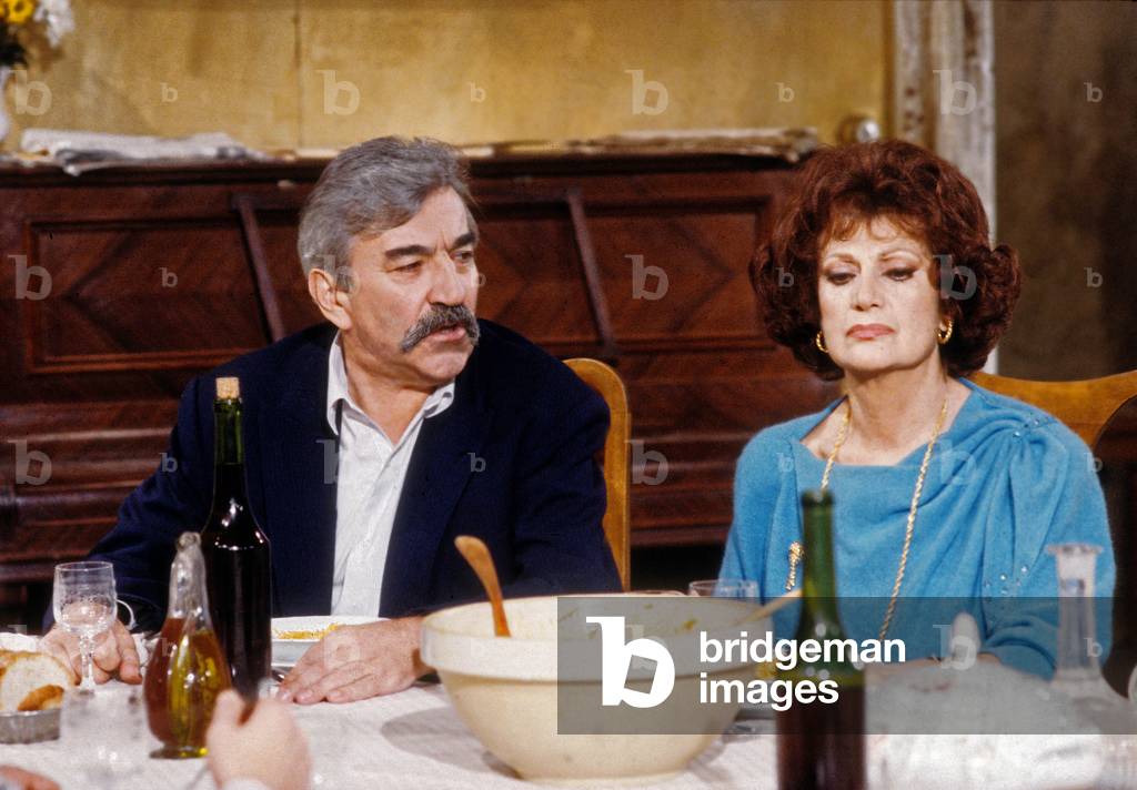 Les acteurs français Georges Geret et Rosy Varte jouent dans le film télévisé Samedi Dimanche du réalisateur français YvesAndrehubert. 1986. (photo)
