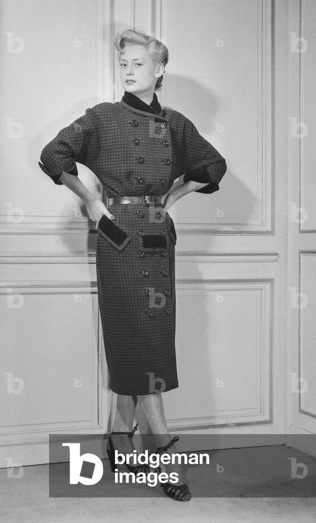 Maggy Rouff fashion, Paris, September 27, 1950 : coat (b/w photo)