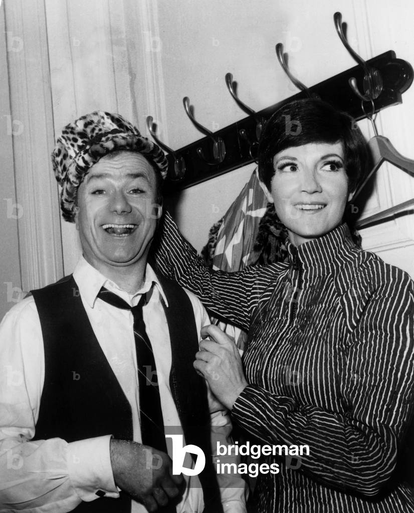 Salut Berthe De Guylefranc Avec Fernand Reynaud Et Martine Sarcey 1968 (b/w photo)