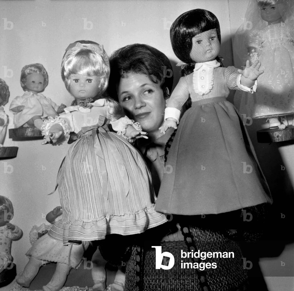5th International Toy Show At The Porte Of Versailles Here Two Dolls “Brigitte And Jeanne” Inspired By The Film “Viva Maria” On 6 February 1966 Neg: C29234 (b/w photo)