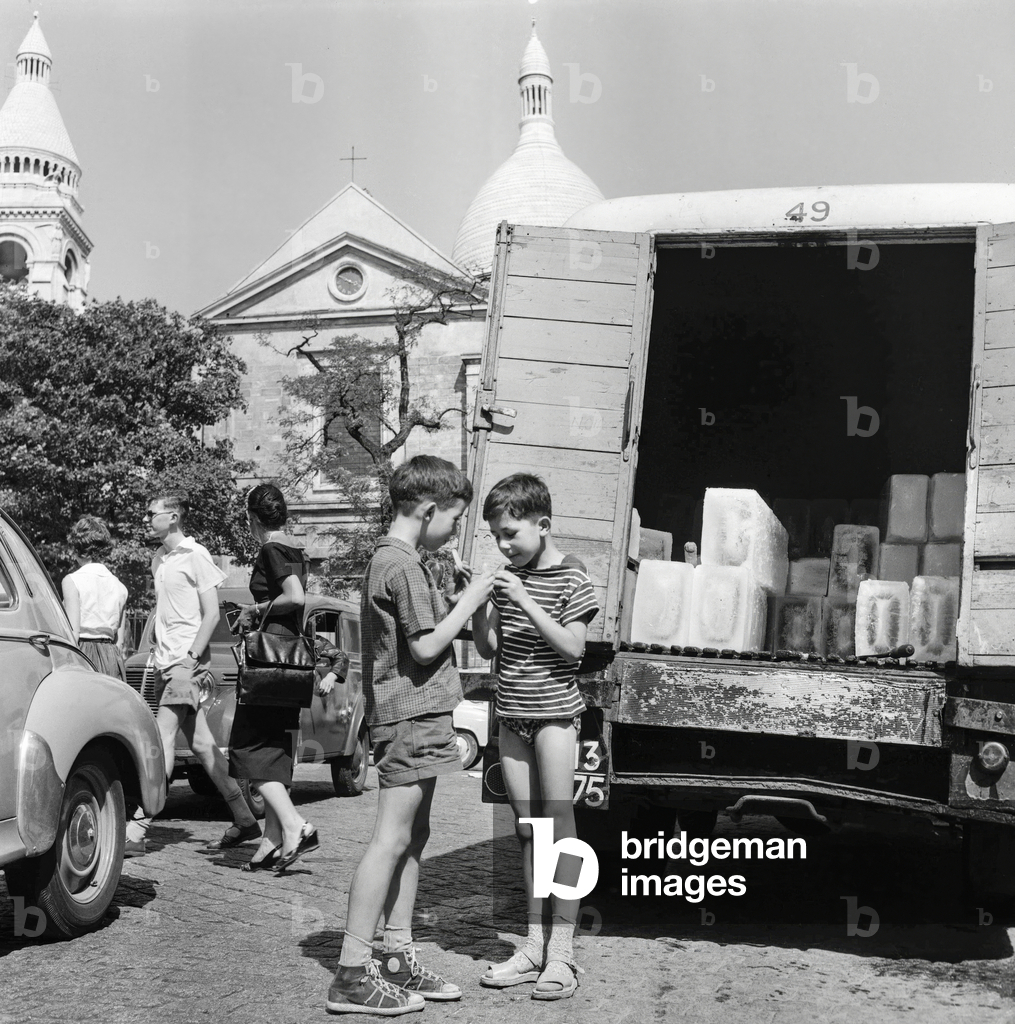 Heatwave in Paris in 1957 (b/w photo)