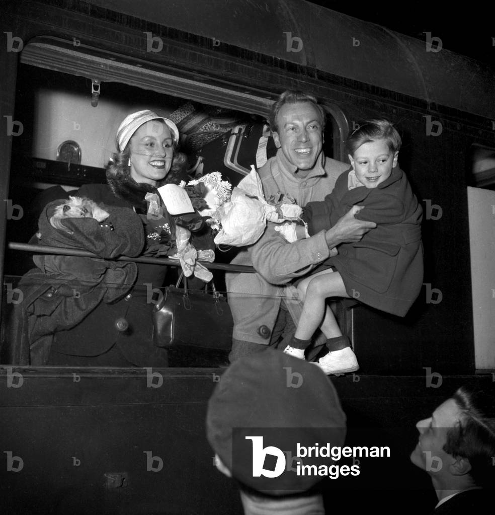 Dressdesigner Jacques Fath With his Son and his Wife Genevieve Boucher De La Bruyere on May 1St, 1948 (b/w photo)