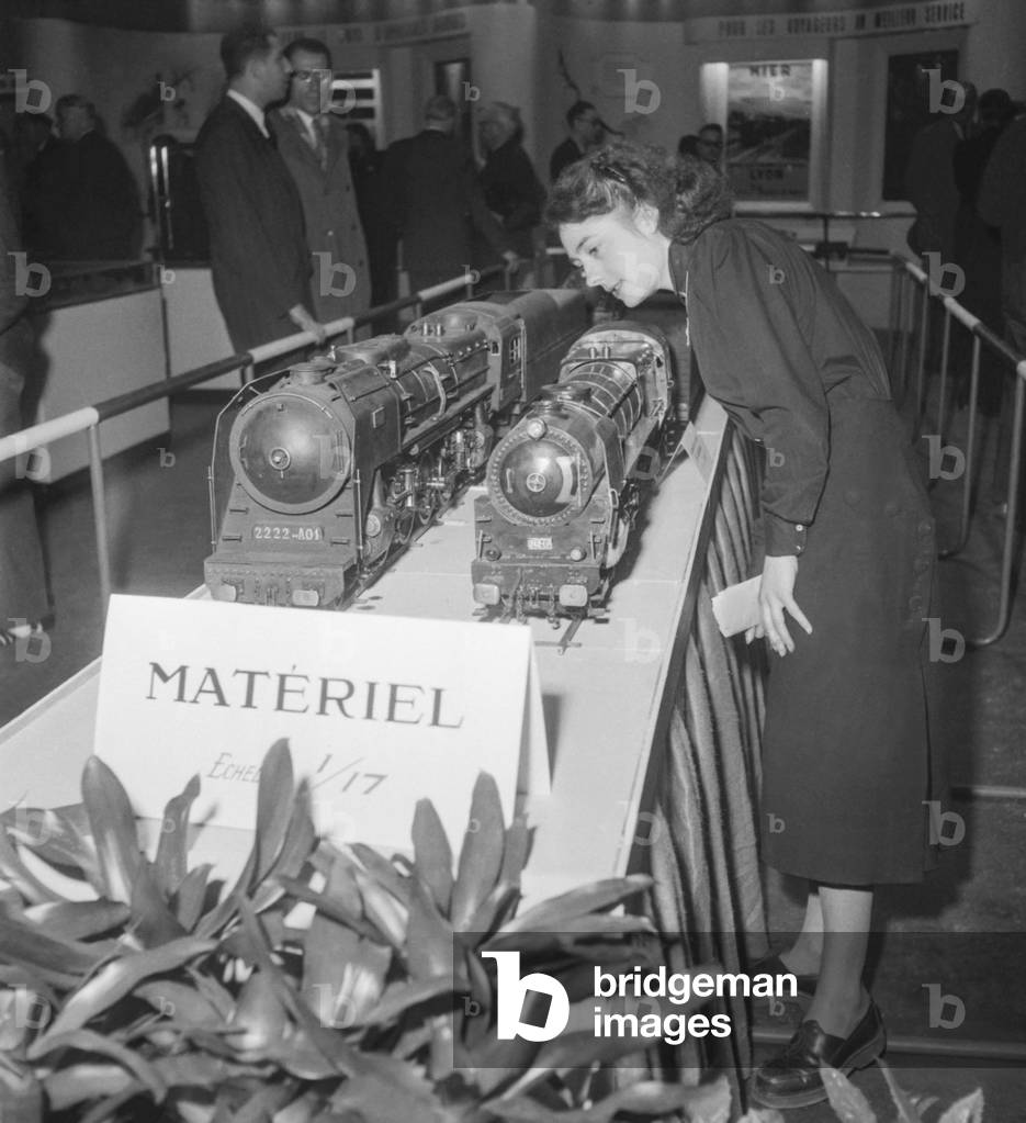 Exhibition of train scale models in Paris on May 22, 1951 (b/w photo)