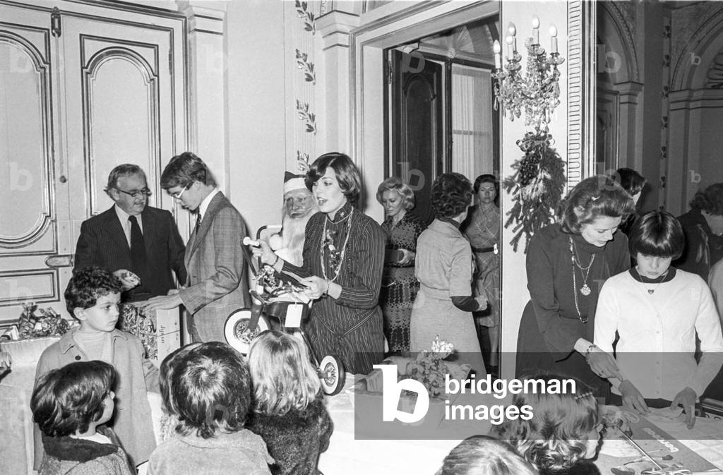 Christmas for the children of Monaco, December 23, 1975 : Prince Rainier III of Monaco, Prince Albert (future Albert II), Princess Caroline, Princess Grace and Princess Stephanie (b/w photo)