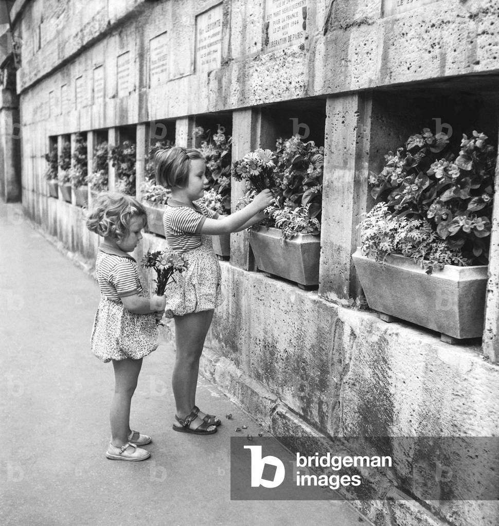 Anniversary of the Liberation of Paris, August 25, 1951 : children putting flowers on the place de la Concorde (b/w photo)