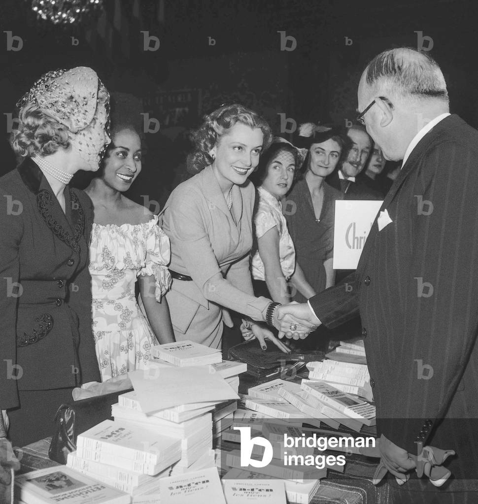 Book sale (books about the sea), Paris, December 6, 1951 : French president Vincent Auriol congratulating Claude Farell (b/w photo)
