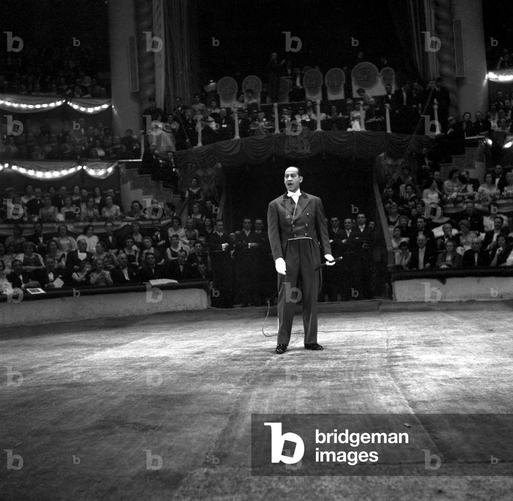 Pierre Dux during Gala of Artists in Paris on March 4, 1956 (b/w photo)
