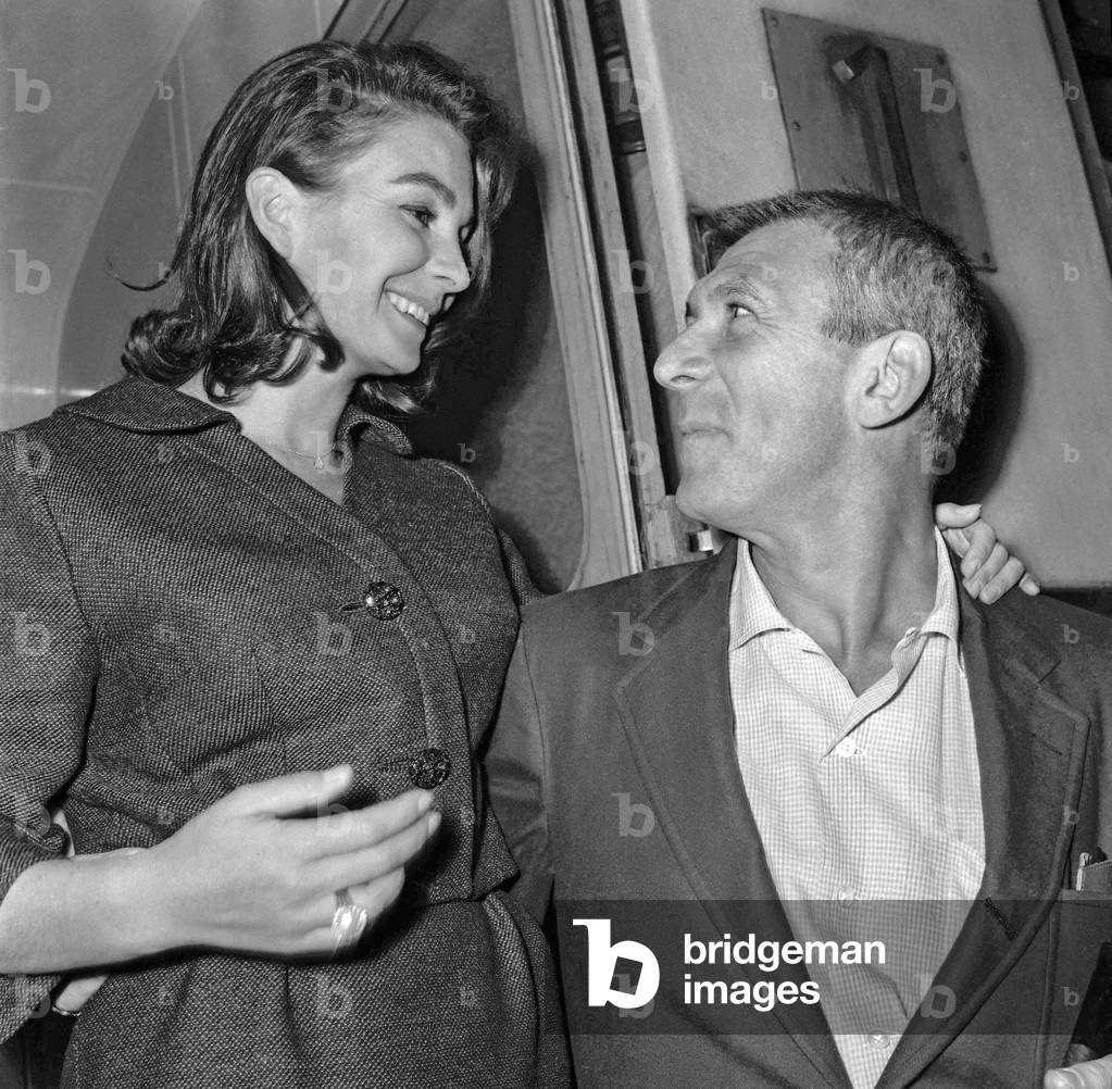 Jean Simmons and Richard Brooks at the St Lazare station in Paris, before leaving for USA, November 17, 1960 (b/w photo)