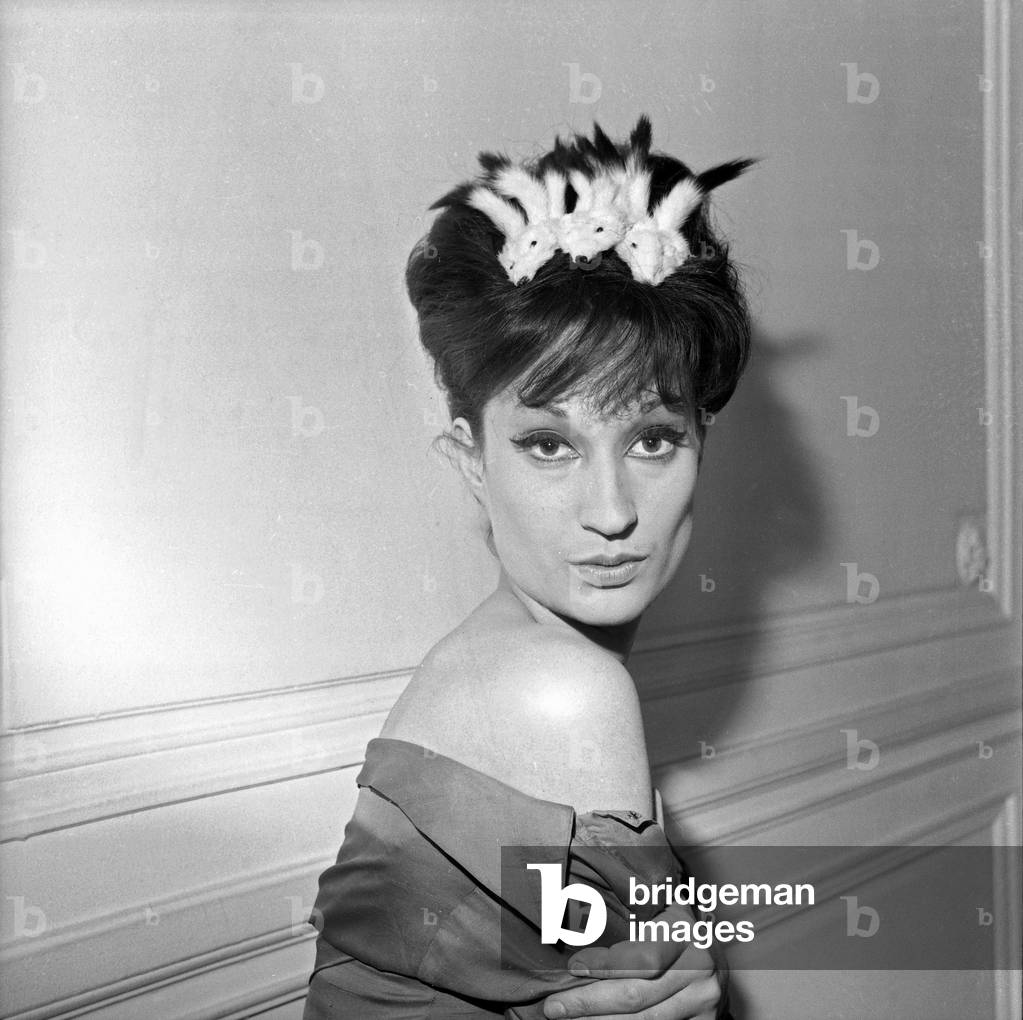 Mendel Maggy Ruff Presented A New Year's Hairstyle With A Diademe Of Hermine's Headheads December 1st 1961 (b/w photo)