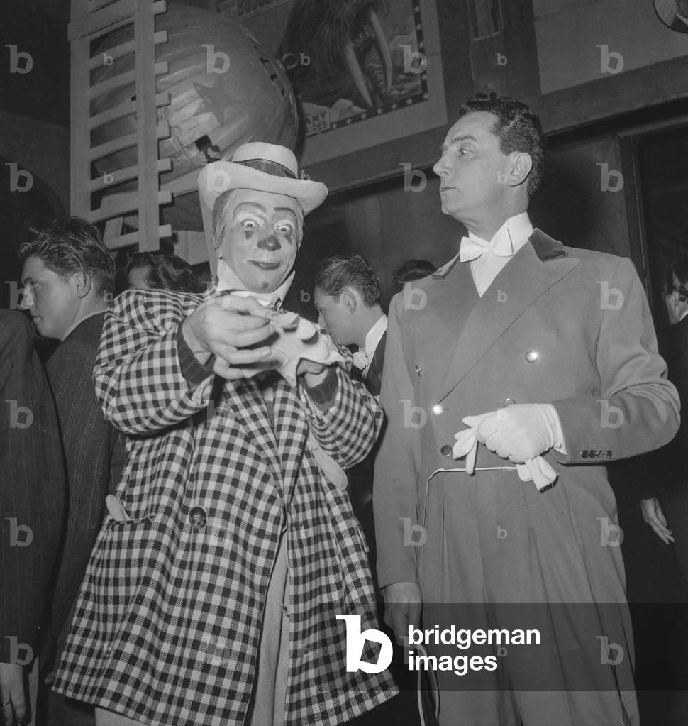 Gala of Artists at the Cirque d'Hiver in Paris, March 25, 1950 : Jean Paredes (clown) and Pierre Brasseur (b/w photo)