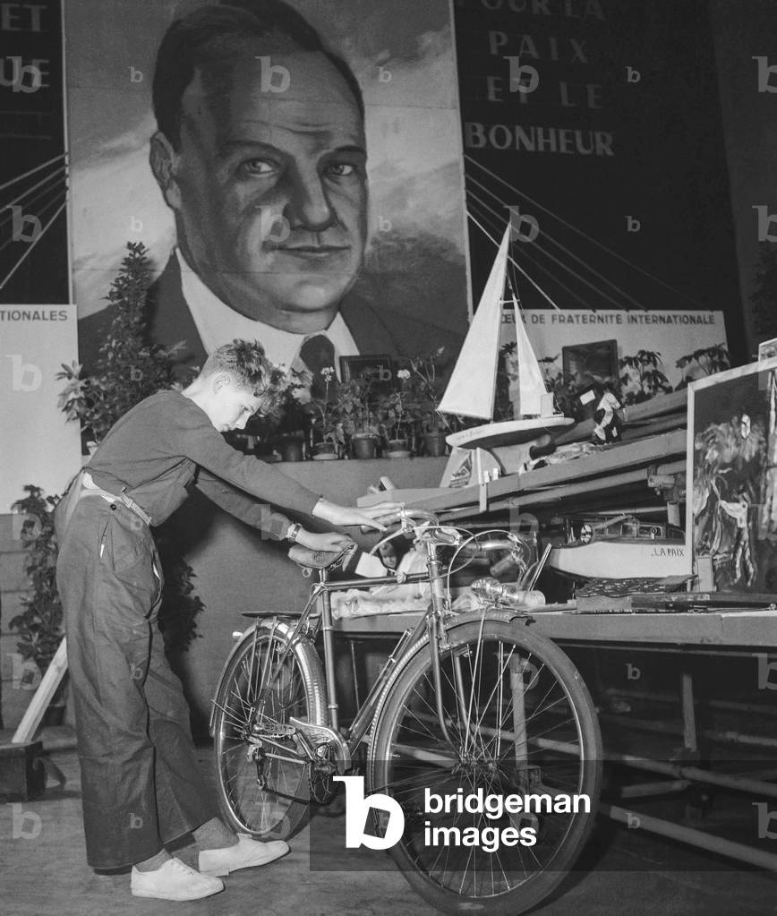Exhibition of presents given to Maurice Thorez for his birthday, in the city hall of Ivry, April 22, 1950 (b/w photo)