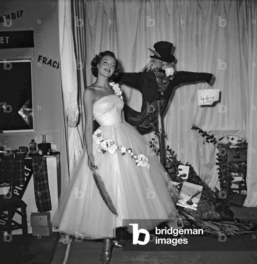 Woman and beauty show, Paris, Octobre 1949beauty show, Paris, Octobre 1949 (b/w photo)