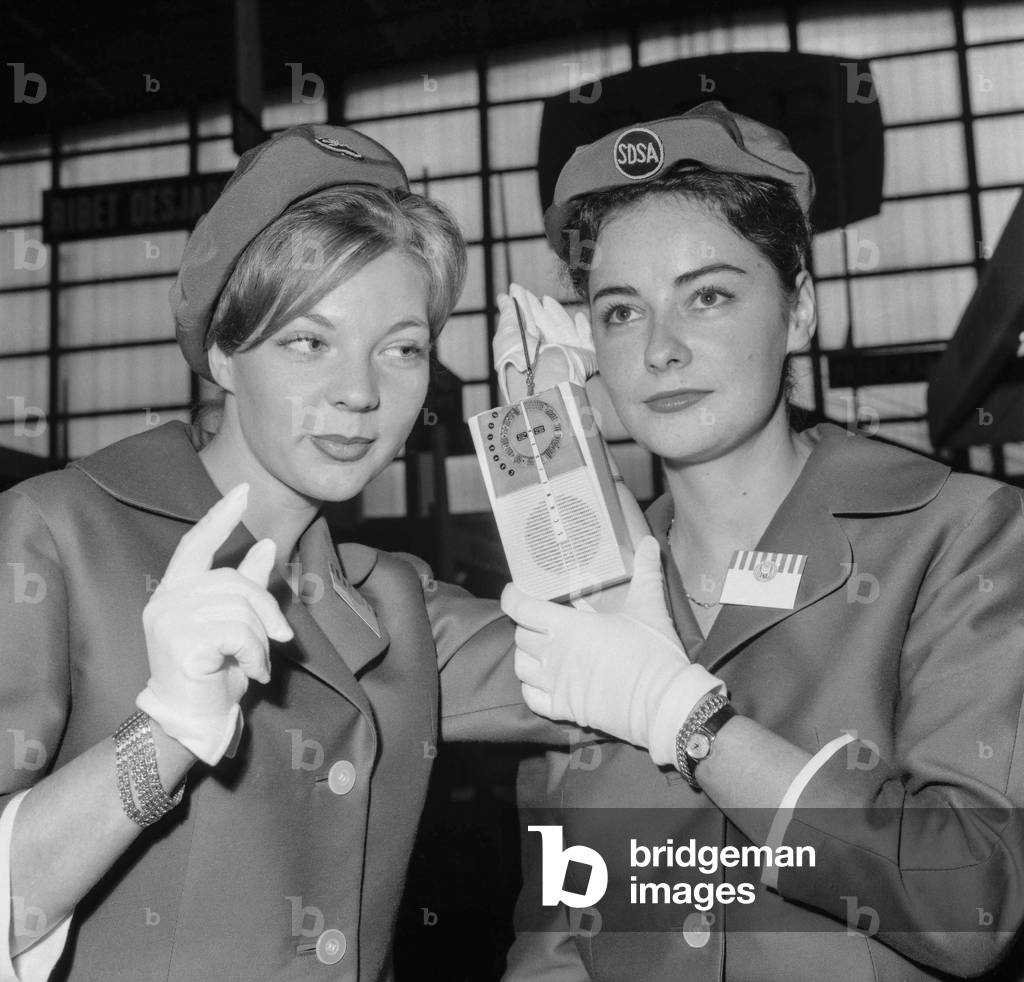 Radio, tv and electronics show in Paris on September 12, 1960 : hostesses and transistor (b/w photo)
