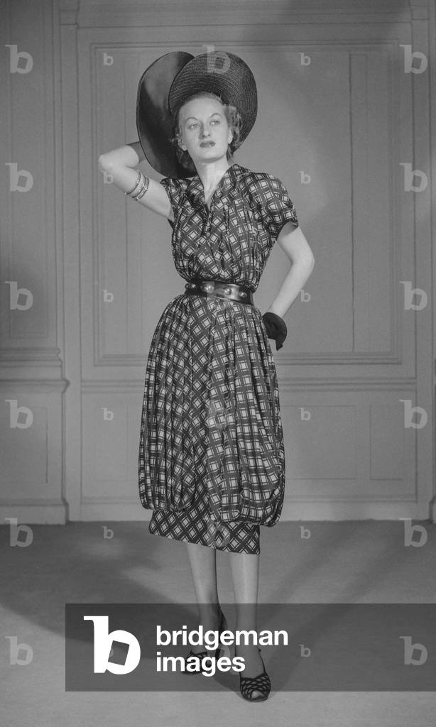 Maggy Rouff fashion show, Paris, February 17, 1950 : checked dress and hat (b/w photo)