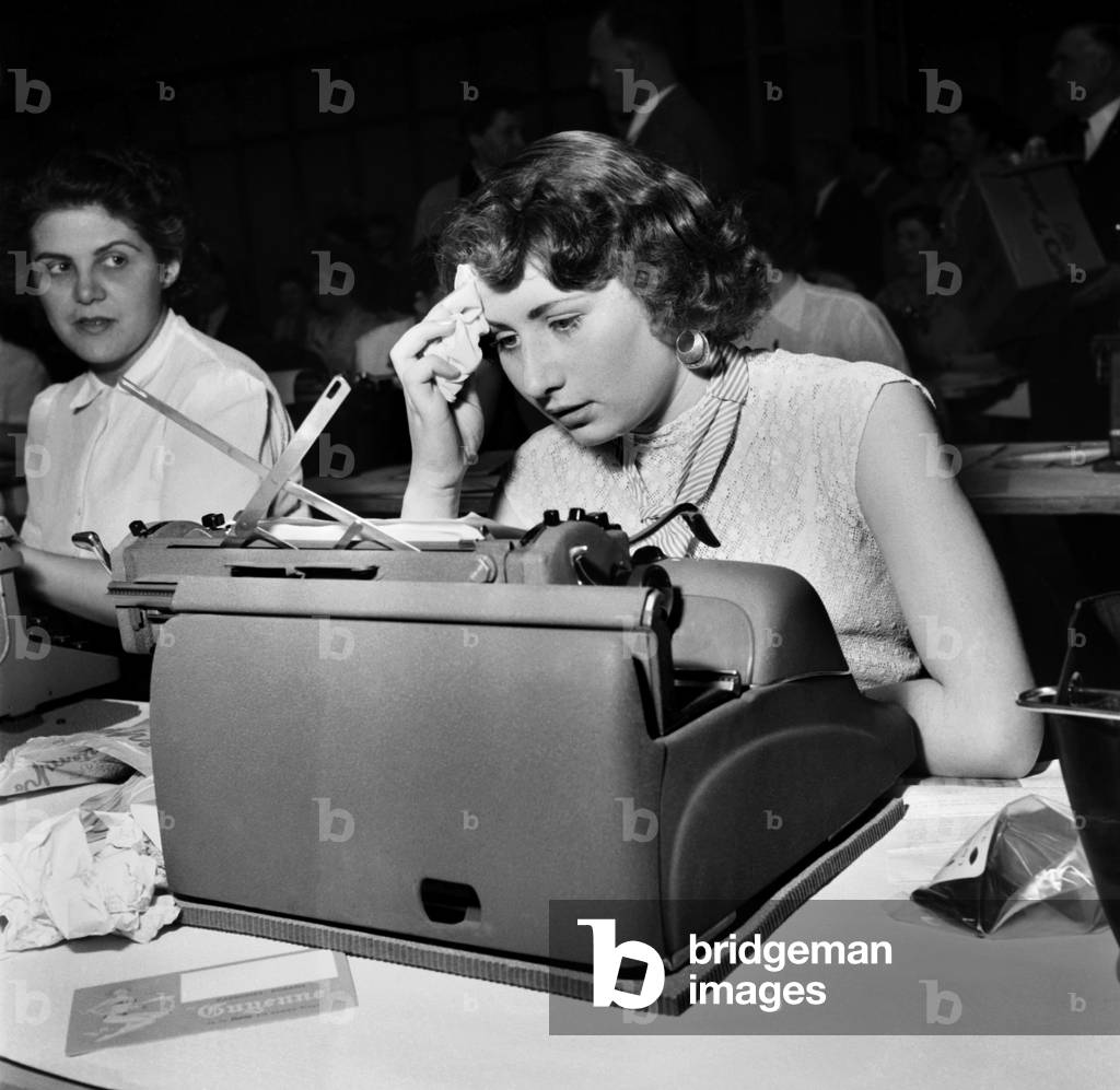National Typing Championship, Dispute In The Paris Fair, May 27, 1954 This young competitor seems to have hot during the test. Neg: 93286 (b/w photo)