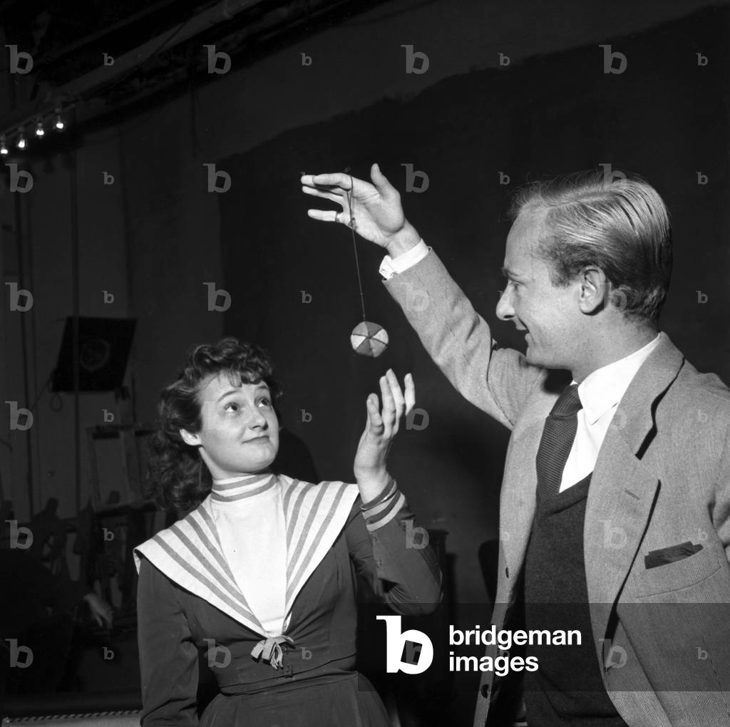 Martine D'Yd And Philippe Marenil During The Repetition Of The Piece Gigi At The Theatre Des Arts On October 1, 1955. Neg: A13217 (b/w photo)
