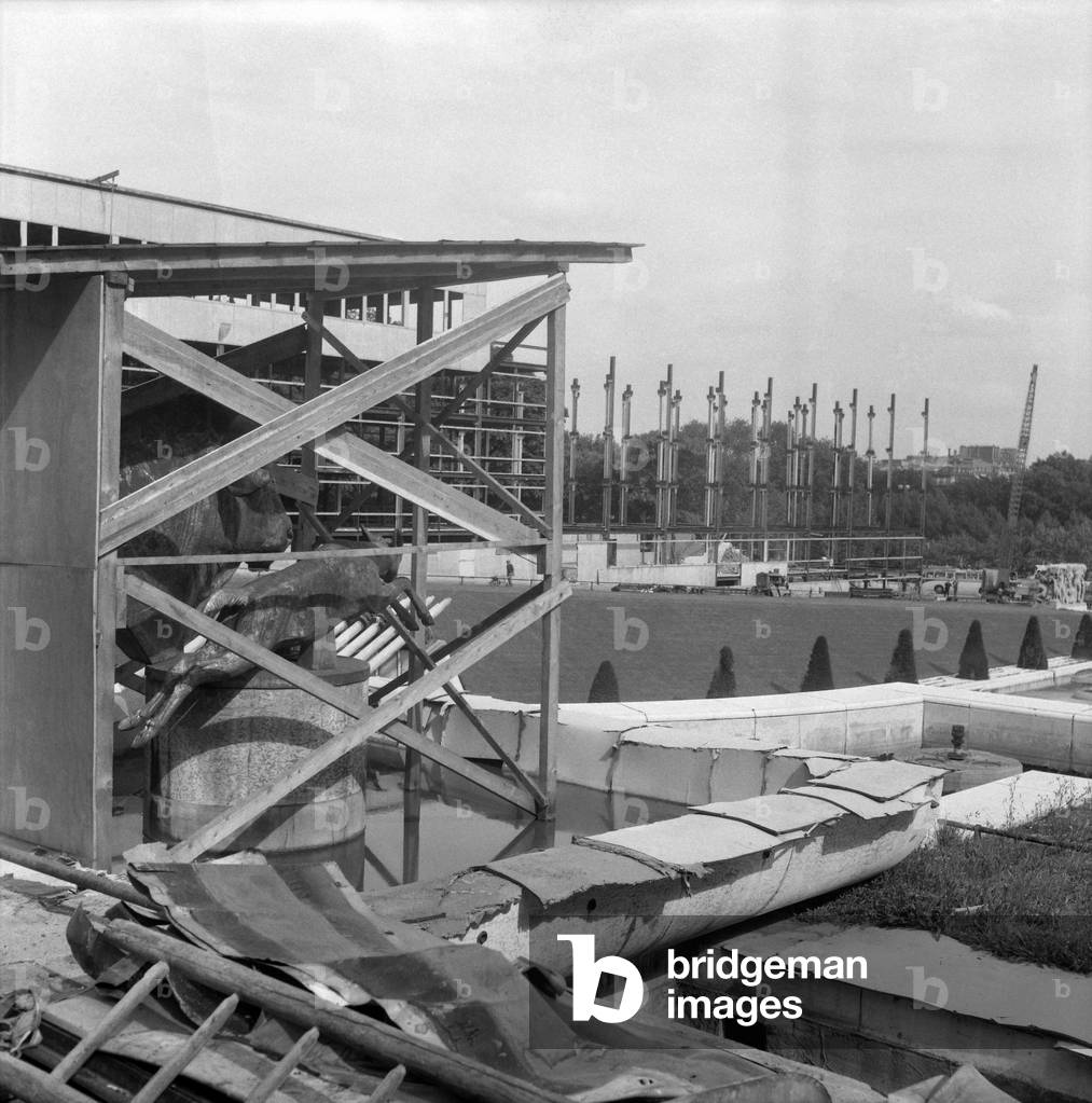 Palais de Chaillot, Paris : destruction of the NATO buildings, August 24, 1960 (b/w photo)