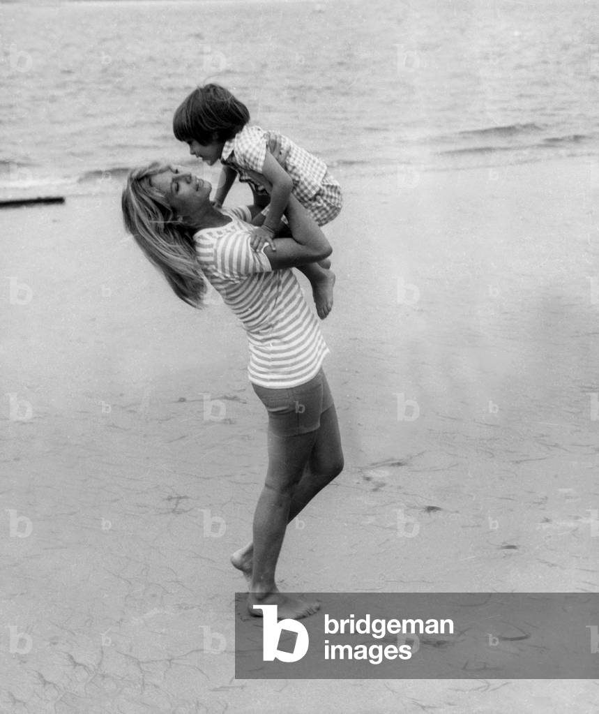 Nathalie Delon and her son Anthony during a walk in Pyla sur Mer, 19 July 1968 neg: C95100/10 (b/w photo)