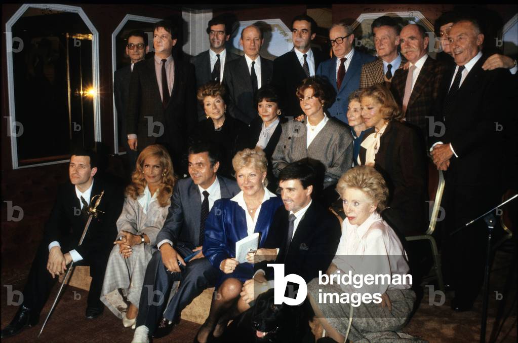 October 28Th, 1985, Creation of The Association of Artists Against Aids : 1St Row : Francis Huster, Dalida, Line Renaud, Thierry Le Luron ; 2Nd Row : Marthe Mercadier, Sophie Desmarets (1922-2012), Suzanne Flon Et Marie-Helene De Rotschild. (photo)