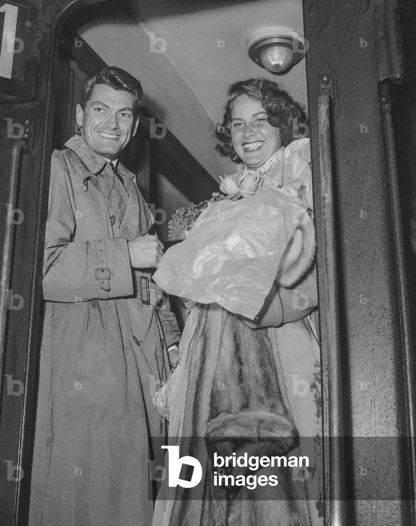 Alida Valli welcome by Jean Marais when she arrives in Paris, September 1st, 1950 (b/w photo)